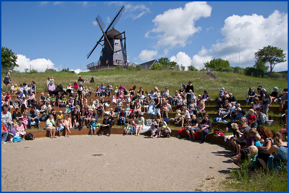 IMGP3489.jpg - Publikum og møllen