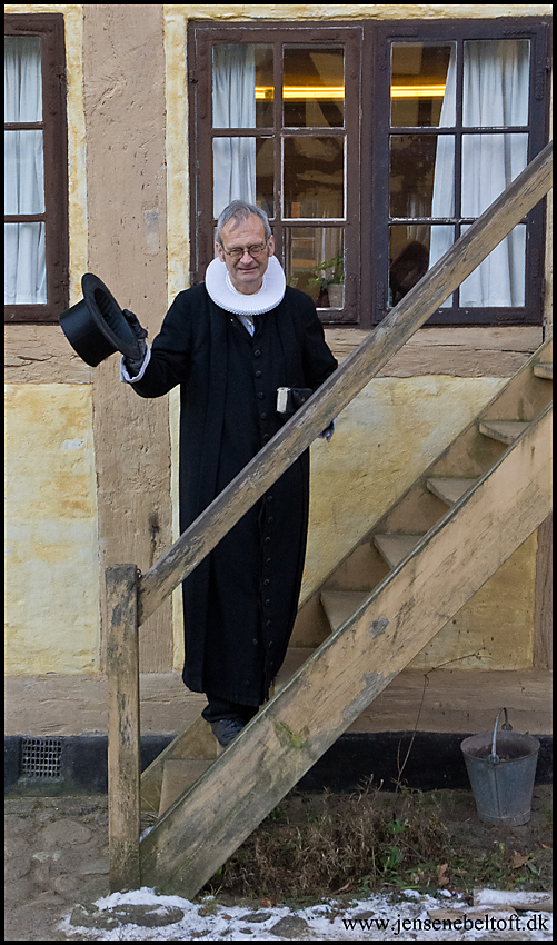 IMGP5462.jpg - UGE 49 : Præsten fra Den Gamle By hilser på.